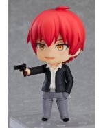 Vue 3/4 de face en plan rapproché moyen de la figurine de Karma Akabane d'Assassination Classroom, en train de viser avec une arme.
