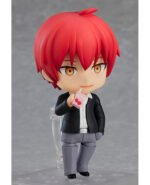 Vue 3/4 de face à mi-distance de la figurine de Karma Akabane d'Assassination Classroom, buvant un jus de fraise.