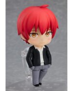 Vue 3/4 de face à mi-distance de la figurine de Karma Akabane de Assassination Classroom, pose décontracte.