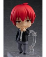 Vue 3/4 de face à mi-distance de la figurine de Karma Akabane d'Assassination Classroom, avec un support transparent.