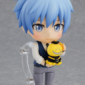 Vue 3/4 de face à mi-distance de la figurine de Nagisa Shiota d'Assassination Classroom en uniforme scolaire, tenant Koro-sensei près de sa poitrine.