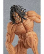 Vue 3/4 de face à mi-distance de la figurine Pop Up Parade d'Eren Yeager de Shingeki no Kyojin en forme de titan, en posture dynamique.