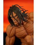 Vue 3/4 de face à mi-distance de la figurine Pop Up Parade d'Eren Yeager de Shingeki no Kyojin, torse nu, expression intense.