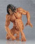 Vue 3/4 de face à mi-distance de la figurine Pop Up Parade d'Eren Yeager de Shingeki no Kyojin en forme de Titan, en posture accroupie.