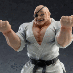 Vue 3/4 avant en plan rapproché de la figurine de Doppo Orochi de Baki en position de combat.