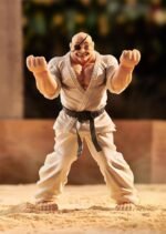 Vue de face en plan d'ensemble de la figurine de Doppo Orochi de Baki en position de combat avec les bras levés.