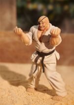 Vue 3/4 avant en plan d'ensemble de la figurine de Doppo Orochi de Baki en position de combat.