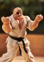 Vue 3/4 avant en plan rapproché de la figurine de Doppo Orochi de Baki en position défensive.
