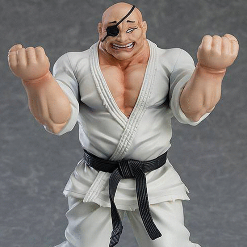 Vue de face en plan d'ensemble de la figurine de Doppo Orochi de Baki sa position de combat défensive Sanchin.