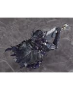 Vue de dessus en plan moyen de la figurine de Guts de Berserk en armure sombre, tenant l'épée Dragon Slayer.