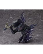 Vue 3/4 de face en plan rapproché moyen de la figurine de Guts de Berserk en armure détaillée, tenant une grande arme.