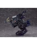 Vue de profil à mi-distance de la figurine de Guts de Berserk en armure Berserker, tenant l'épée Dragon Slayer.