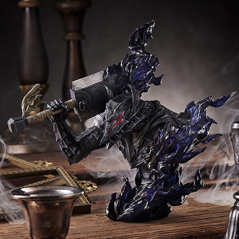 Vue 3/4 de face à mi-distance de la figurine de Guts de Berserk en armure Berserker, tenant une grande épée.