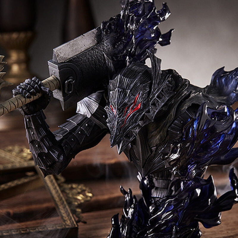 Vue 3/4 de face à mi-distance de la figurine de Guts de Berserk en armure sombre, tenant un énorme marteau.
