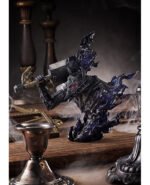 Vue 3/4 dynamique à mi-distance de la figurine de Guts de Berserk en armure Berserker, avec des flammes bleues.