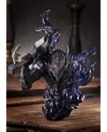 Vue 3/4 de face à mi-distance de la figurine de Guts de Berserk en armure Berserker, tenant l'épée Dragon Slayer.