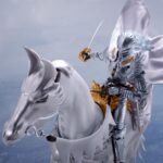 Vue 3/4 de face en plan rapproché moyen de la figurine de Griffith de Berserk en armure argentée, tenant une épée.