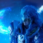 Vue 3/4 de face à mi-distance de la figurine de Griffith de Berserk en armure argentée ornée, sous un éclairage bleu dynamique.