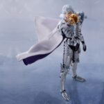 Vue 3/4 de face à mi-distance de la figurine de Griffith de Berserk en armure avec une cape, tenant une épée.