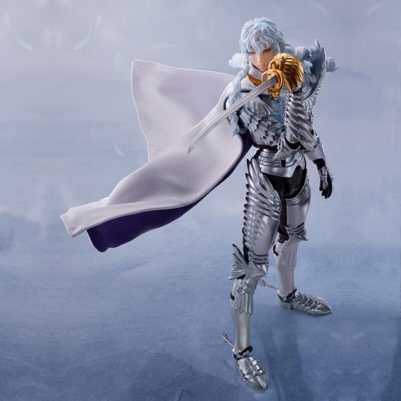 Vue 3/4 de face à mi-distance de la figurine de Griffith de Berserk en armure avec une cape, tenant une épée.