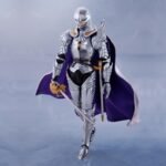 Vue 3/4 de face à mi-distance de la figurine de Griffith de Berserk en armure argentée ornée, tenant une épée.