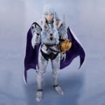 Vue 3/4 de face à mi-distance de la figurine de Griffith de Berserk en armure argentée, tenant un chalice doré dans la main.