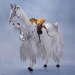 Vue 3/4 de face à mi-distance de la figurine de Griffith de Berserk sur son cheval, avec armure et détails élégants.