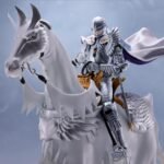 Vue 3/4 de face à mi-distance de la figurine de Griffith de Berserk en armure argentée, tenant une épée, avec un cheval.