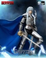 berserk-figurine-grifith-reborn-band-of-falcon-three-zero_18 Vue 3/4 de face à mi-distance de la figurine de Griffith de Berserk en armure argentée et cape bleue, tenant une épée.