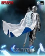 berserk-figurine-grifith-reborn-band-of-falcon-three-zero_5 Vue 3/4 de dos à mi-distance de la figurine de Griffith de Berserk en armure argentée avec une cape blanche et bleue, tenant une épée.