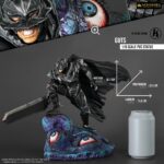 Vue 3/4 de face à mi-distance de la figurine de Guts de Berserk en armure sombre, tenant une grande épée, avec une créature sous son pied.