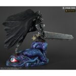 Vue 3/4 arrière à mi-distance de la figurine de Guts de Berserk en armure piquée et cape noire, brandissant une grande épée sur une base stylisée.