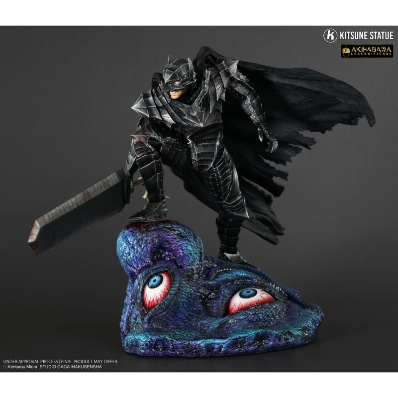 Vue 3/4 de face à mi-distance de la figurine de Guts de Berserk en armure noire, tenant une grande épée ensanglantée, sur la tête d'une créature.