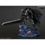 Vue 3/4 dynamique à mi-distance de la figurine de Guts de Berserk en armure sombre, tenant une épée massive, sur un socle monstrueux.