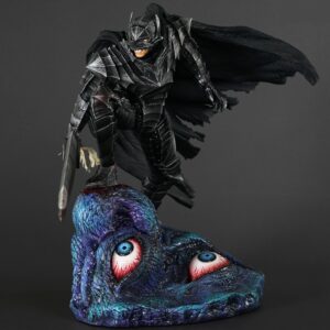 Vue 3/4 de face à mi-distance de la figurine de Guts de Berserk en armure sombre, tenant une épée et posant sur une tête de créature.