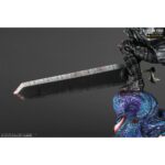 Vue diagonale en plan rapproché moyen de la figurine de Guts de Berserk en armure sombre, tenant une épée ensanglantée.