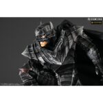 Vue 3/4 de face à mi-distance de la figurine de Guts de Berserk en armure sombre, tenant une grande épée à deux mains.