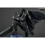 Vue 3/4 de face à mi-distance de la figurine de Guts de Berserk en armure sombre, tenant une grande épée.