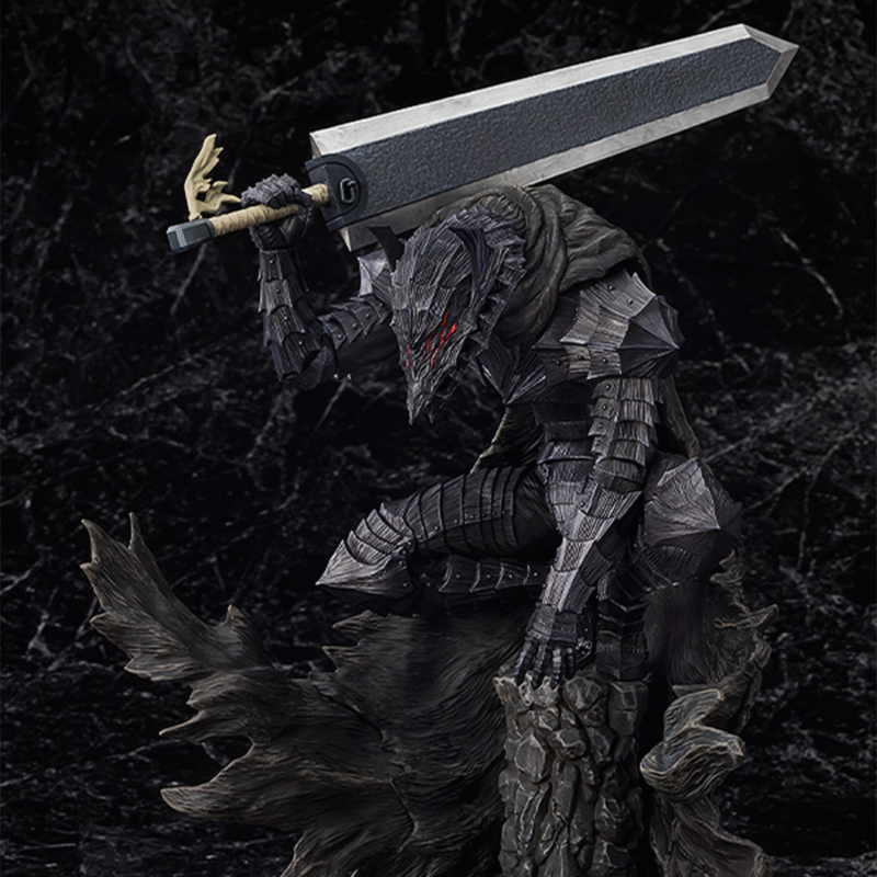 Vue 3/4 de face à mi-distance de la figurine de Guts de Berserk en armure sombre, tenant une grande épée.