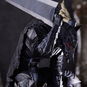 Vue 3/4 de face à mi-distance de la figurine de Guts de Berserk en armure Berserker, tenant une grande épée au-dessus de sa tête.