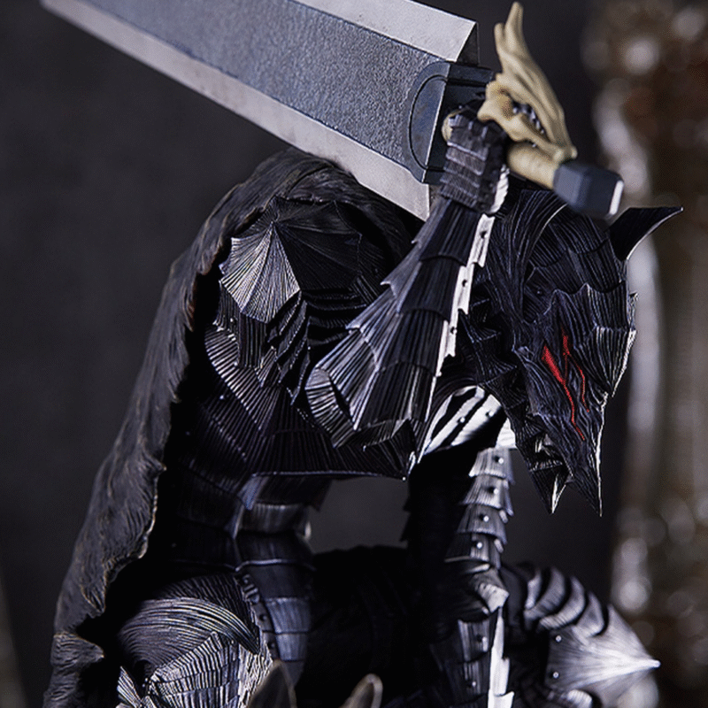 Vue 3/4 de face à mi-distance de la figurine de Guts de Berserk en armure Berserker, tenant une grande épée au-dessus de sa tête.