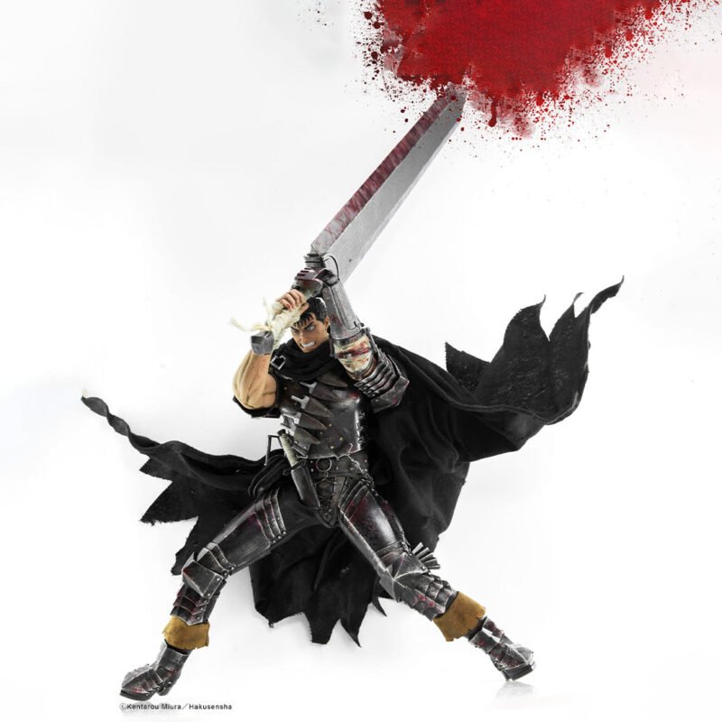 Vue 3/4 à mi-distance de la figurine de Guts de Berserk en armure avec une cape noire, levant l'épée Dragon Slayer.
