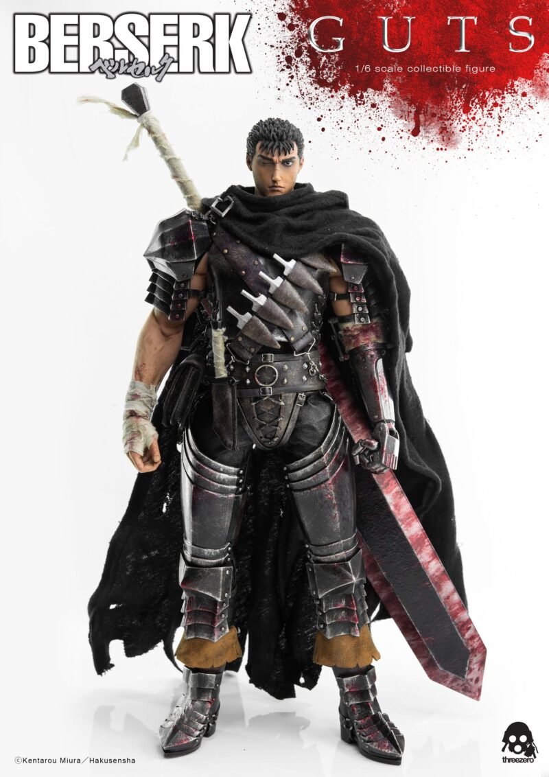 Vue 3/4 de face à mi-distance de la figurine de Guts de Berserk en armure noire, tenant une grande épée ensanglantée.