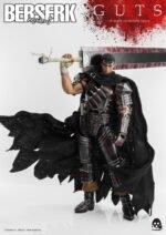 Vue 3/4 de face à mi-distance de la figurine de Guts de Berserk en armure avec un énorme épée au-dessus de l'épaule.