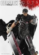Vue 3/4 de face en plan rapproché moyen de la figurine de Guts de Berserk en armure sombre, tenant l'épée Dragon Slayer.
