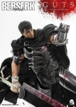 Vue 3/4 de face à mi-distance de la figurine de Guts de Berserk en armure avec une épée massive sanguinolente.