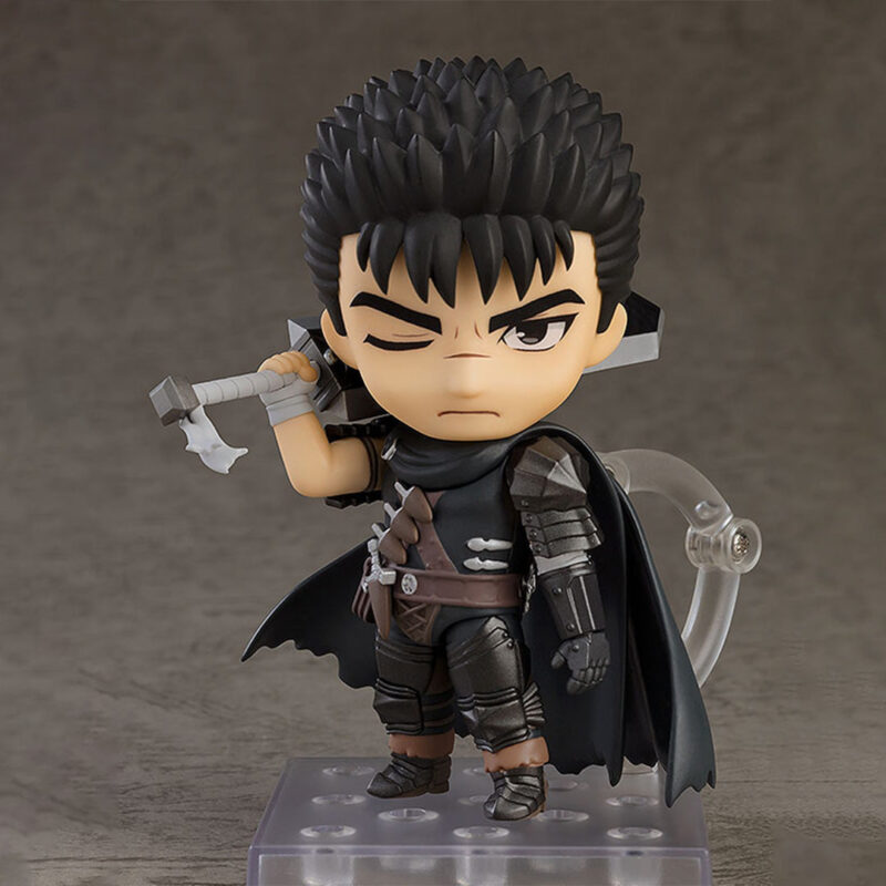 Vue 3/4 de face à mi-distance de la figurine Nendoroid de Guts de Berserk en armure sombre, tenant une arme dans sa main droite.