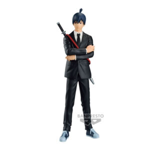Vue de face en plan complet de la figurine d'Aki Hayakawa de Chainsaw Man en costume noir, avec une épée sur l'épaule.