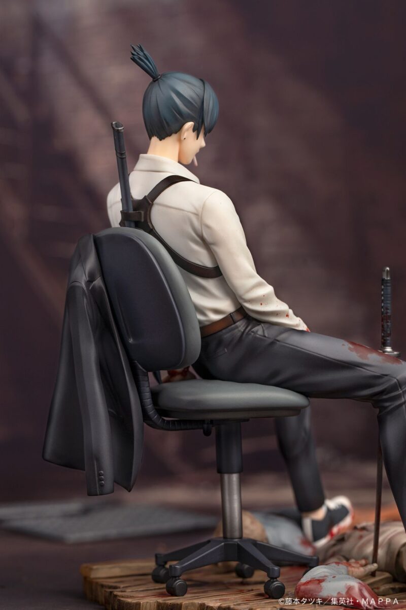 Vue 3/4 arrière à mi-distance de la figurine d'Aki Hayakawa de Chainsaw Man, en chemise blanche et pantalon noir, katana à côté.