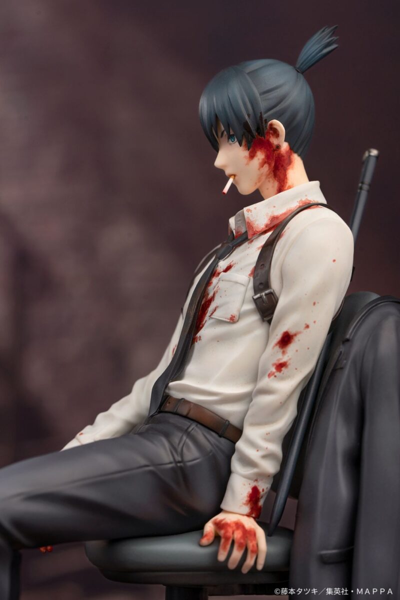 Vue de profil avec plan rapproché moyen de la figurine d'Aki Hayakawa de Chainsaw Man en chemise blanche tachée de sang, tenant une épée à droite.